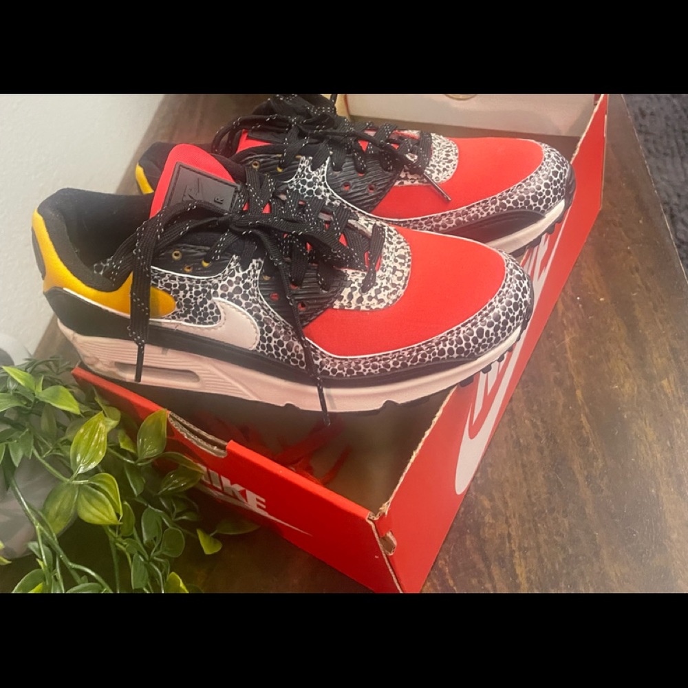NIKE AIR MAX 90 SE Black/Chile Red/Pollen/Phantom/
Does not come with box